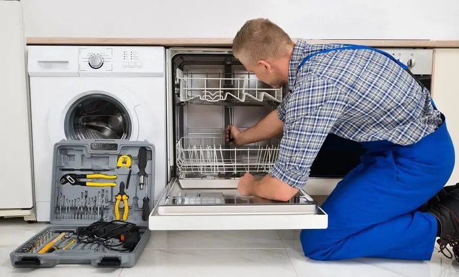 Bahçelievler General Electric servisi teknisyen ekibi beyaz eşya tamiri yaparken